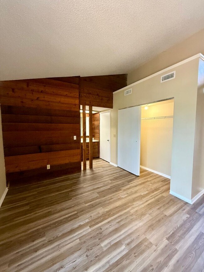 Building Photo - Remodeled!! Close to Shopping, VA Hospital and Hilaman Golf Course!