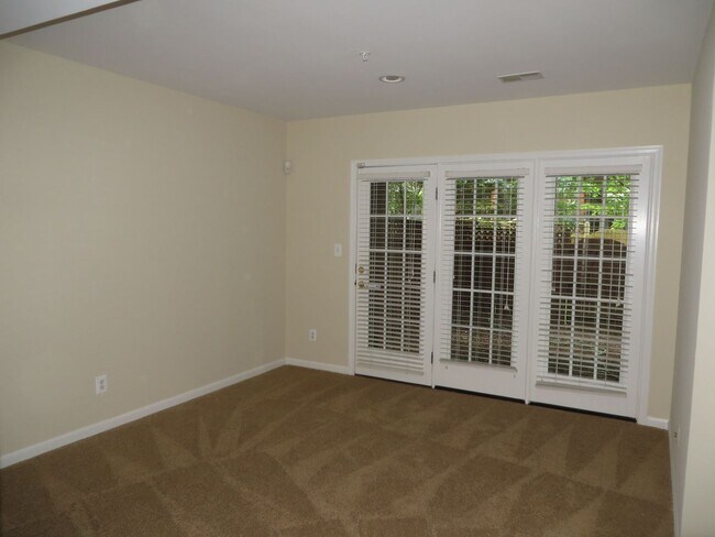 Building Photo - Beautiful 3-level colonial-style town home...