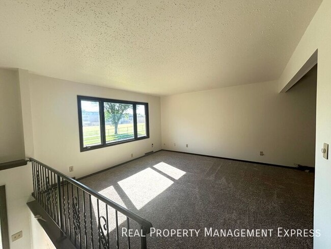 Building Photo - 3 Bedroom Home 1.5 Bath for Rent
