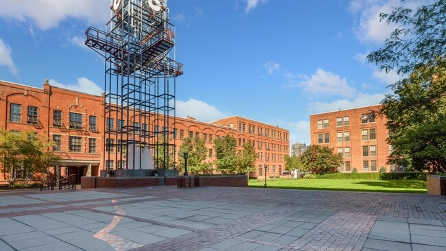 Building Photo - 200 River Pl Dr