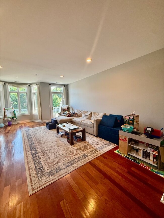 Building Photo - Spacious Townhouse Steps from Tarrytown Wa...