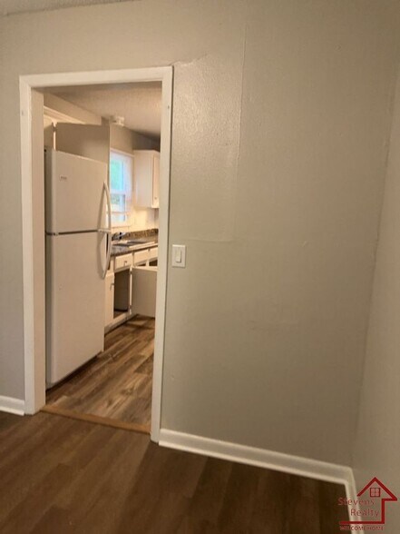 Building Photo - 712 Bronson St