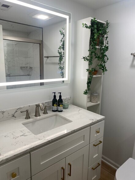 Defogger mirror - 2319 N Halsted St