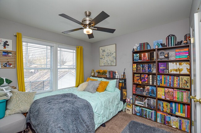 Building Photo - Charming Townhome in Great Huntersville Lo...