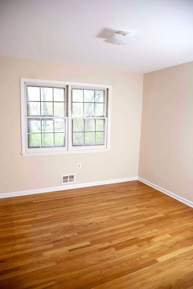 Building Photo - 15 Van Wyck Dr