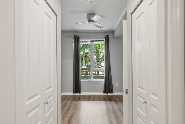 Building Photo - 300 W Beech St