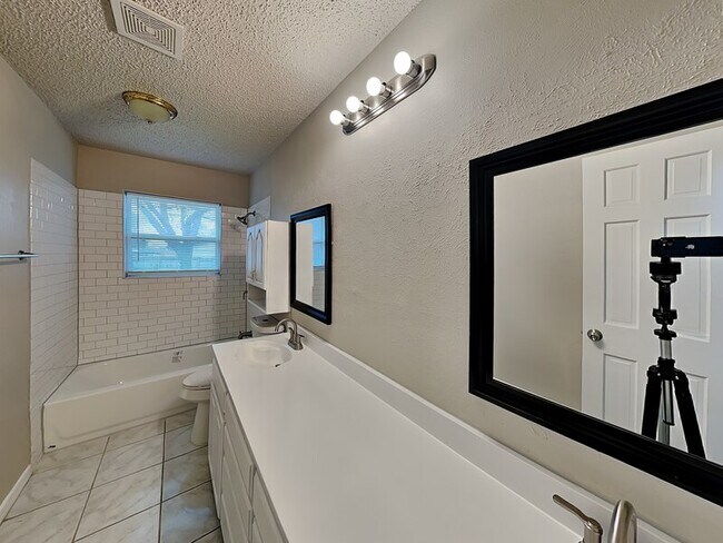 Building Photo - 1101 Johns Dr