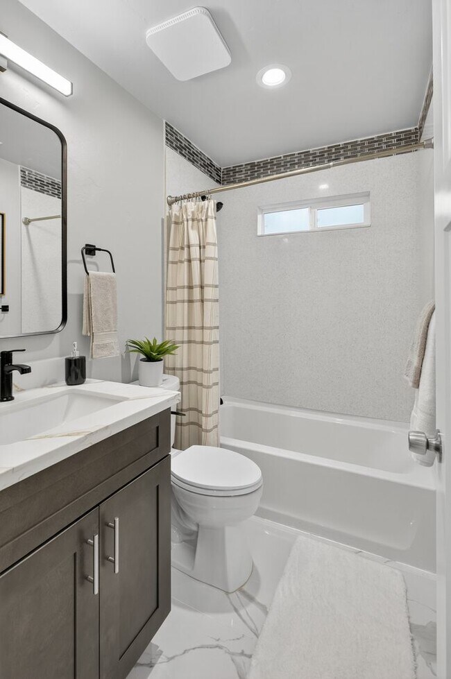 Building Photo - Bright & Spacious 3 Bed, 2 Bath Home – Must See!