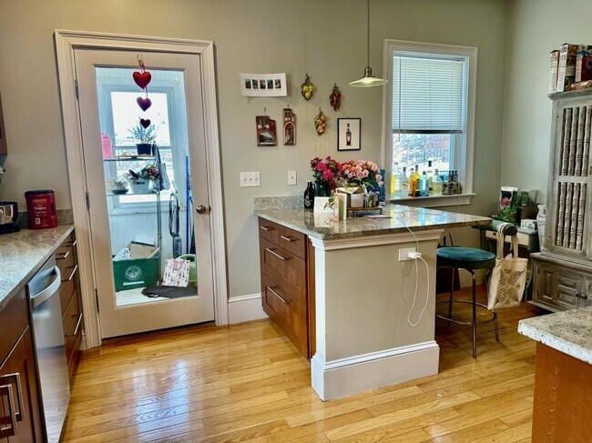 Building Photo - 2 bedroom in Somerville MA 02144
