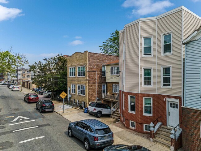 Building Photo - 174 Beacon Ave