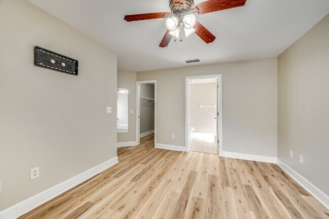 Building Photo - Desirable Parkway Meadows!