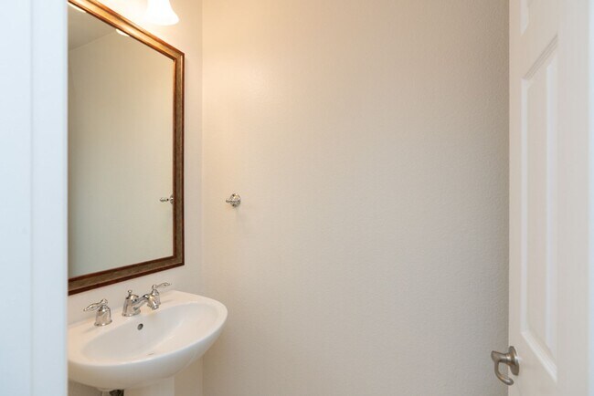 Building Photo - 3 Bedroom Townhome in the Escala Community of Mission Valley