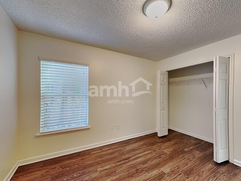 Building Photo - 5682 Shady Pine St S