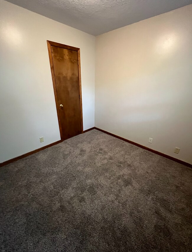 Building Photo - Don't miss out on this cozy duplex!