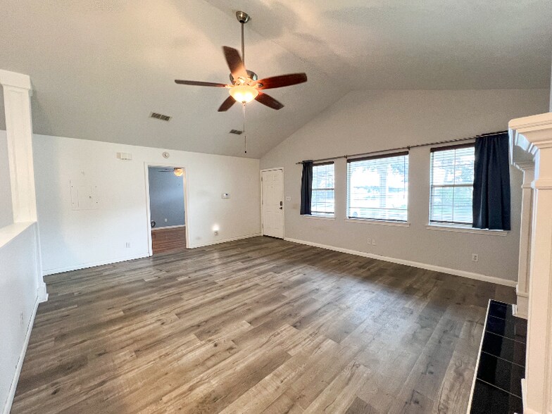 Building Photo - 359 Mercedes Ave