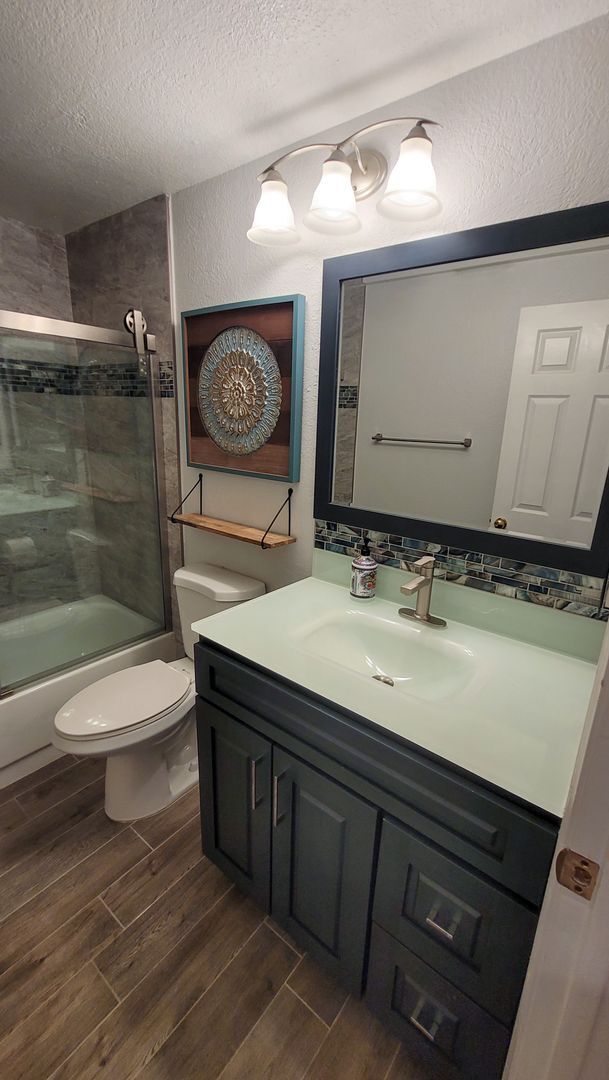 Building Photo - Downstairs 2 Bed 2 Bath Condo in Gated Community!