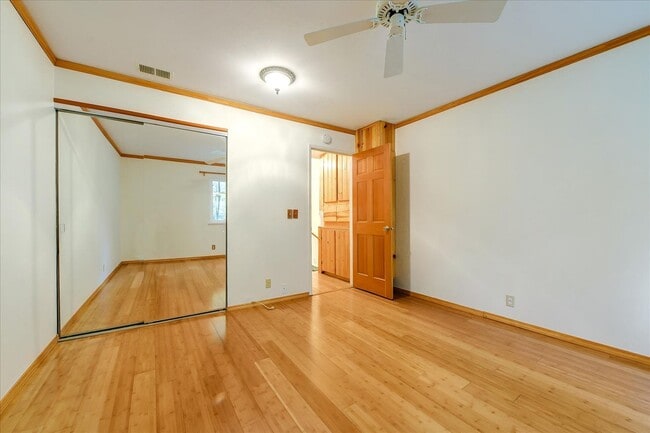 Building Photo - Fantastic 2-Bed, 2-Bath Townhouse with Pri...