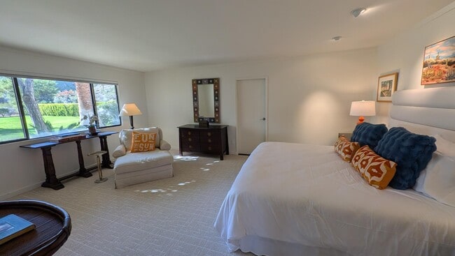 Building Photo - 40480 Vía Entrada