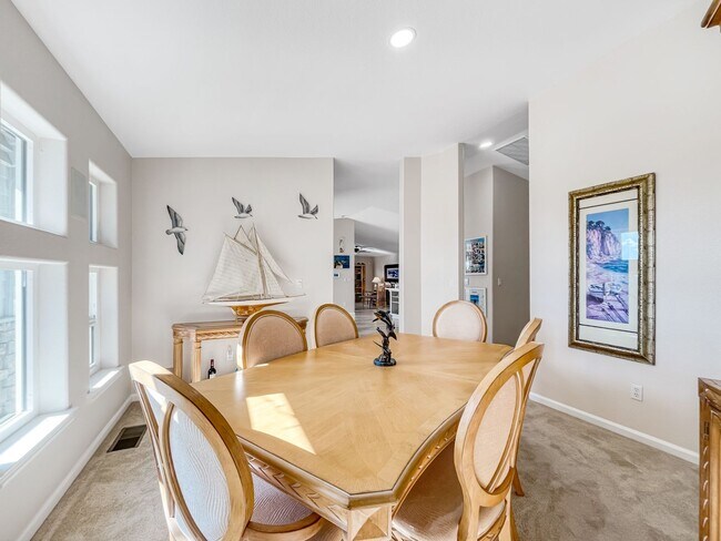 Building Photo - HUGE GARAGE BIGGER HOUSE