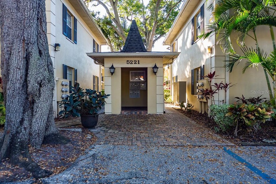 Building Photo - 5221 Bayshore Blvd