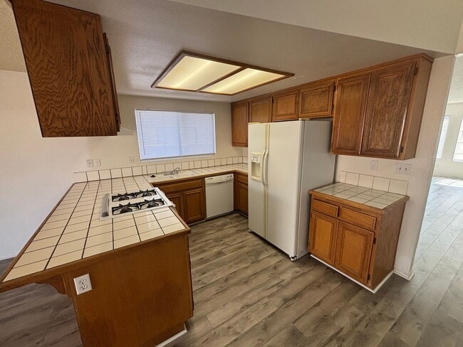 Building Photo - 3 BEDROOM 2 BATH  VICTORVILLE HOME