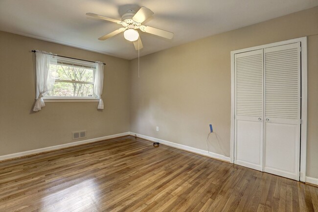 Building Photo - 3 Bed 2 Bath - Silver Spring Rambler - Upd...