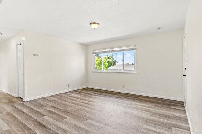 Building Photo - Move-In Ready: Secure 3BR Oakland Apartment with Paid Utilities