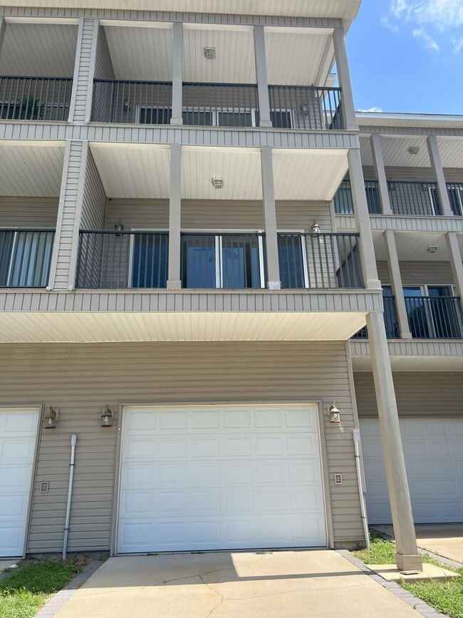 Primary Photo - 1147 N Bayshore Dr