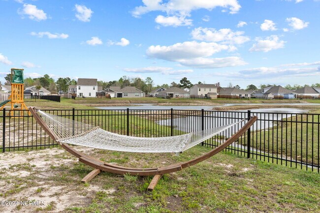 Building Photo - 525 Birdsong Dr