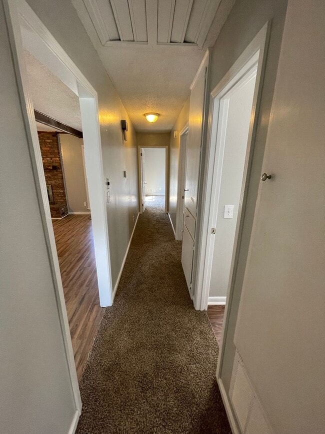 Building Photo - Ranch 3-Bedroom home !!