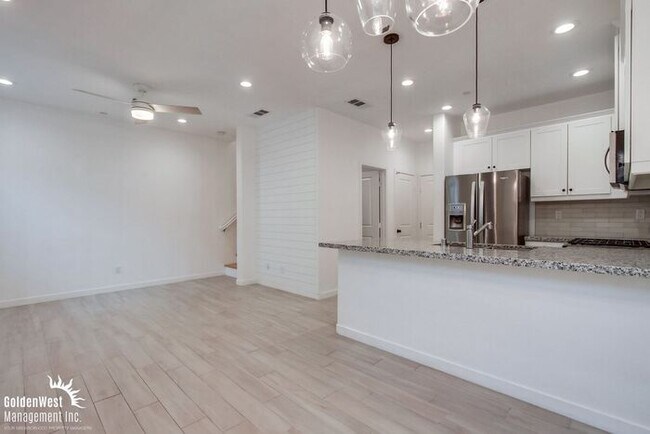 Building Photo - Stunning 3Bdm 2.5Ba Townhouse in Gated Com...