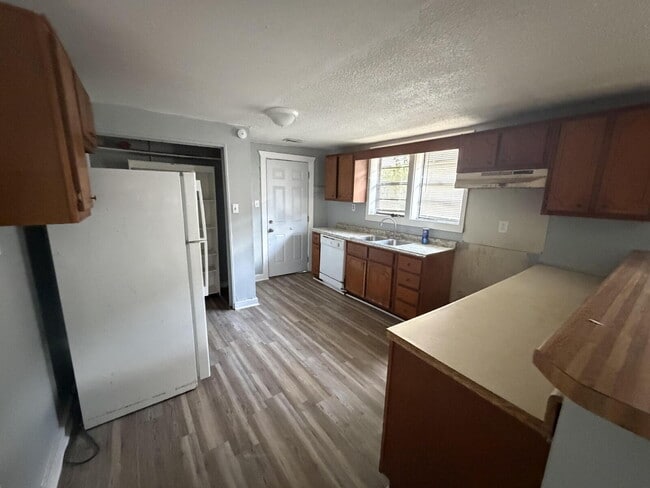 Building Photo - 711 W 46th St