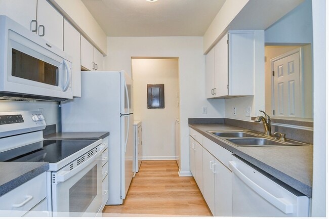 Building Photo - 2393 London Pointe Dr