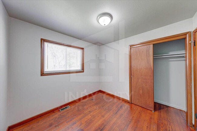 Building Photo - 2621 W 61st St