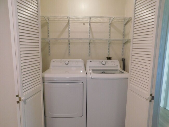 Building Photo - Price Reduced!!! $1950/Month