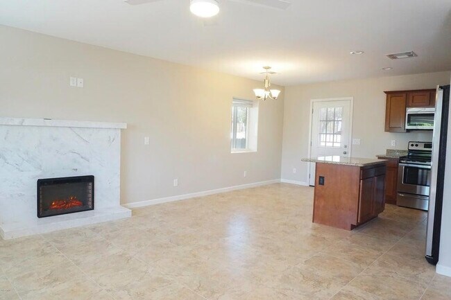 Building Photo - 1748 W Glenrosa Ave