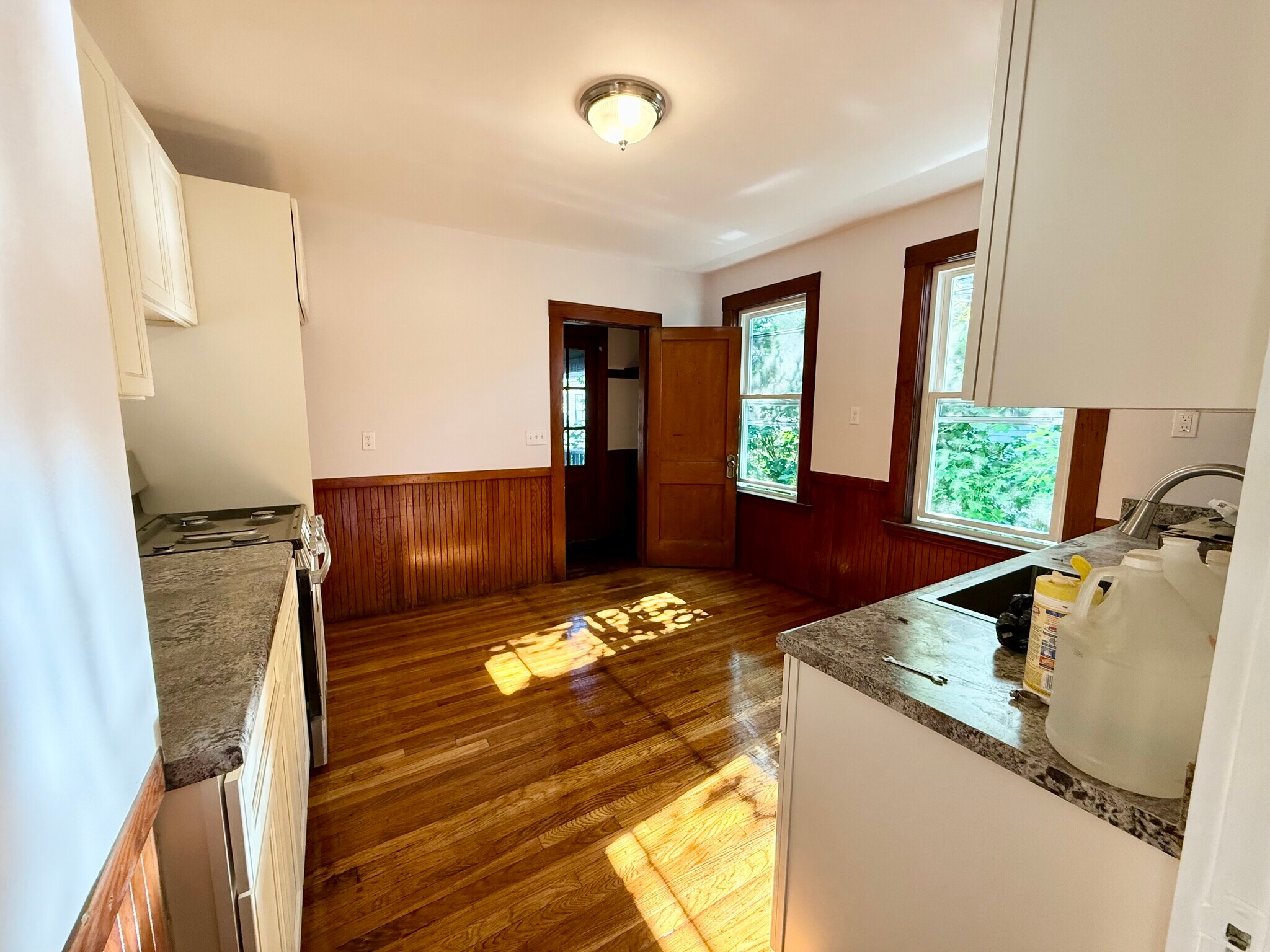 Kitchen - 27 Seven Pines Ave