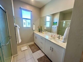 Large bath - 11238 Essence Point Ave