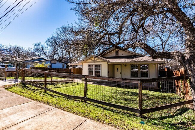 Building Photo - Charming 3 bedroom, 2 bathroom home in the heart of East Austin