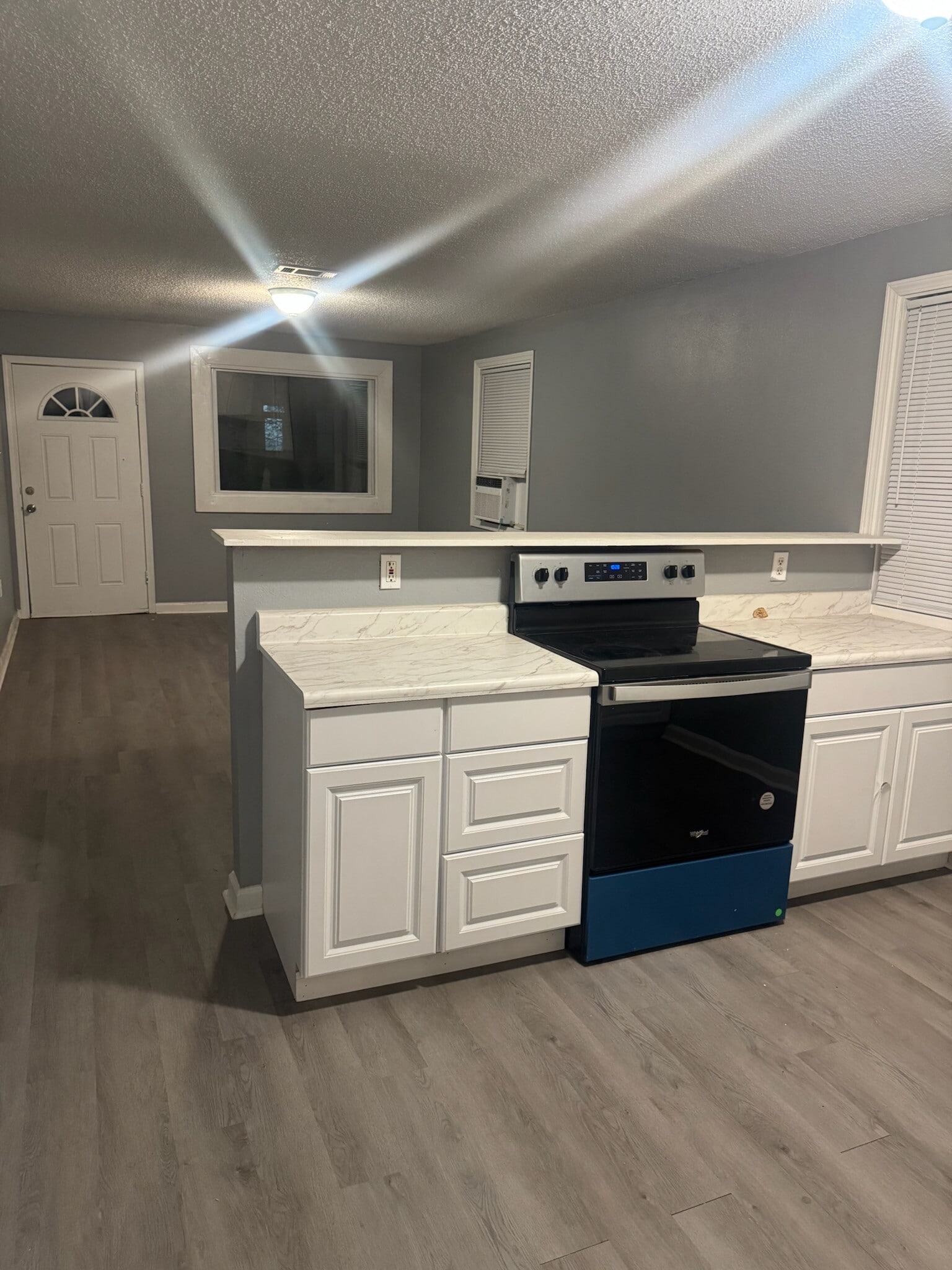 Building Photo - 516 S Hennessey St