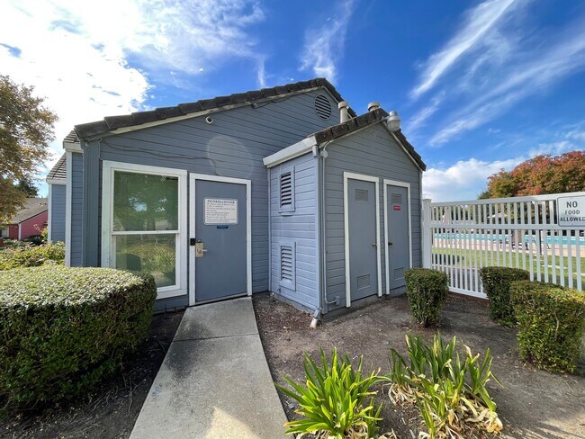 Building Photo - Wonderful 3 Bedroom with 2 Bath Downstairs Unit.