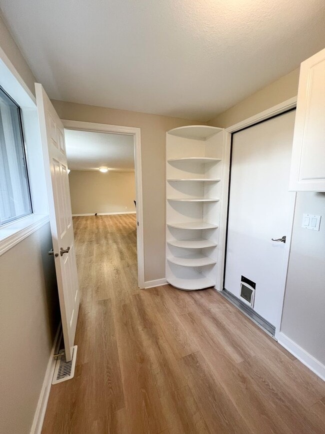 Building Photo - 3 Bedroom, 2 bath 1836 sqft House in Sunset Village