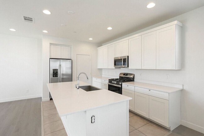Building Photo - Summerlin Beauty With Bed and Bath On 1st Floor