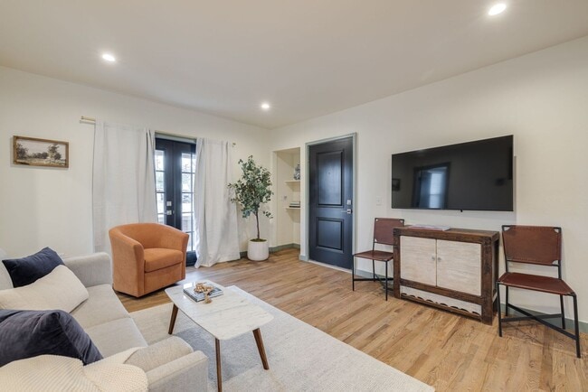 Building Photo - Welcome to this charmingly updated 2 Bedroom 1 Bathroom Bungalow Located in the Historic Jefferso...