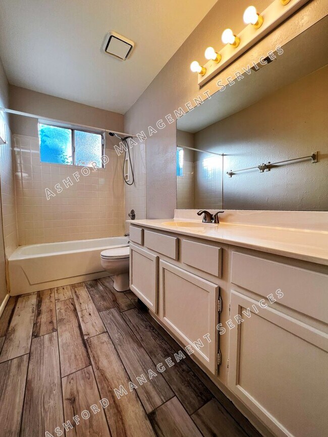 Building Photo - 3 BEDROOM 2 BATH IN HEART OF CHANDLER WITH...