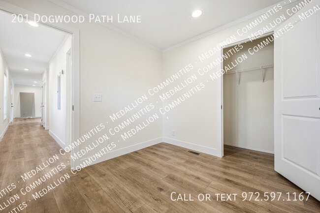 Building Photo - 201 Dogwood Path Ln