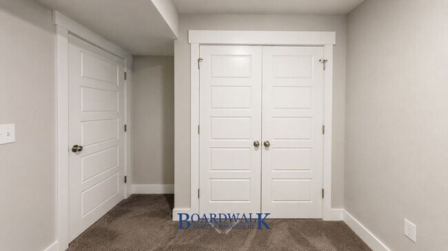 Building Photo - 555 S 900 E