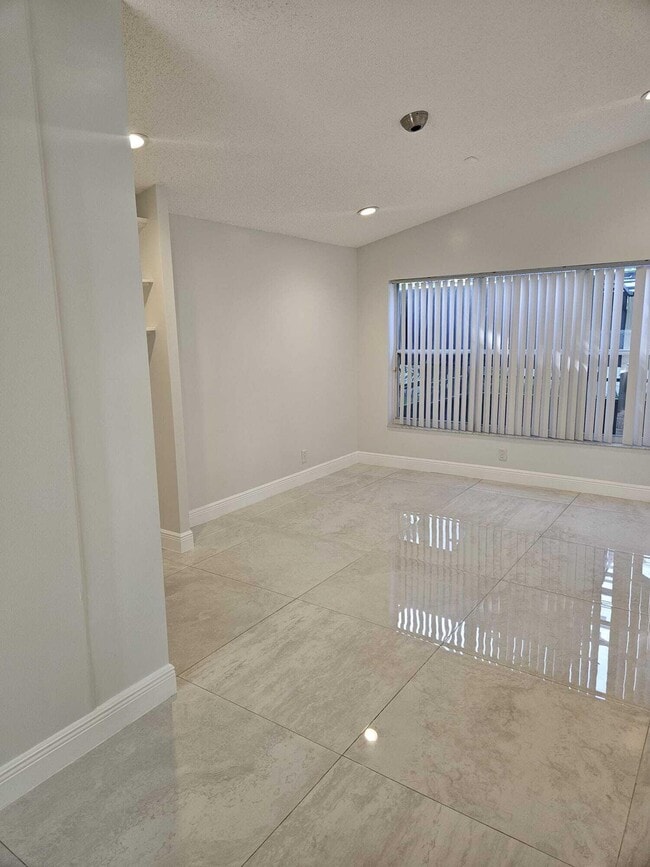 Building Photo - 5293 Oakmont Village Cir