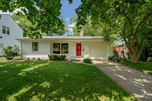 Building Photo - Charming West Side Single Family Home with Mid Century Modern feel