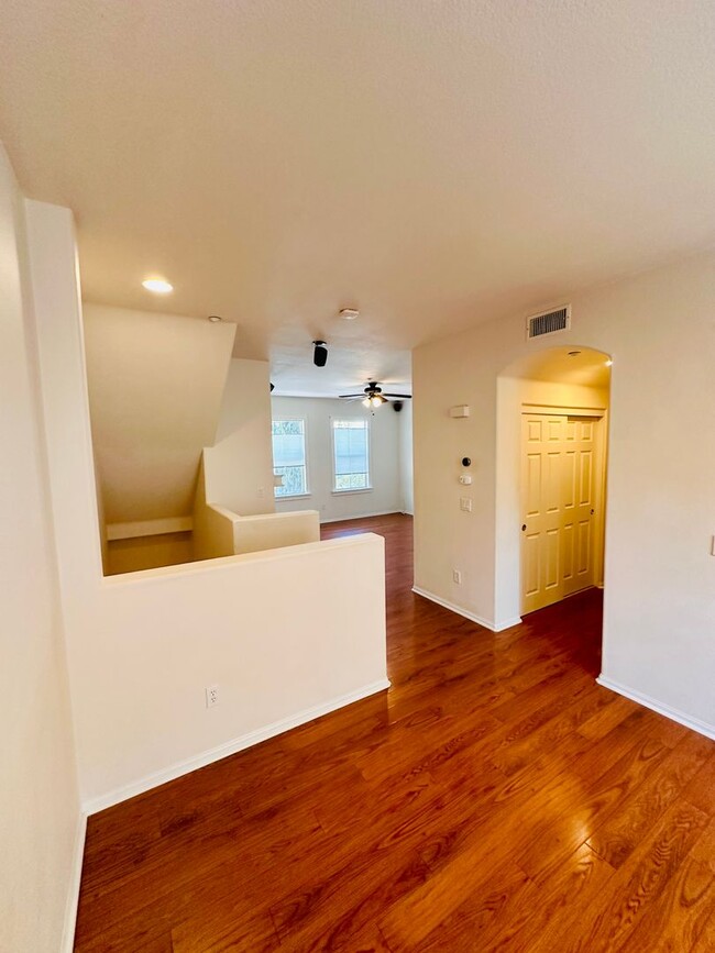 Building Photo - Luxury Tri-Level Townhome 2bd 2.5bth w Bon...